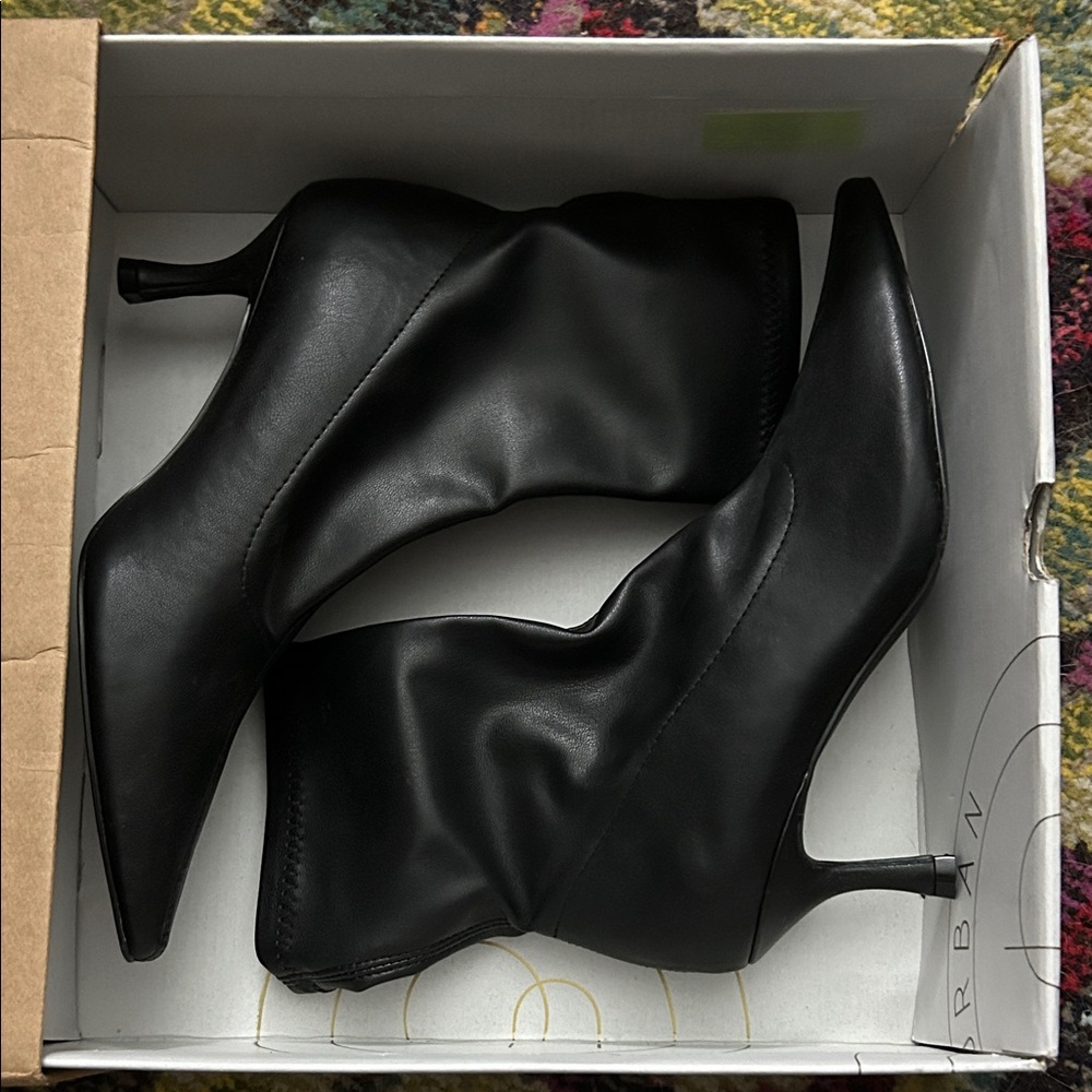 NWT Urban Outfitters Kitten Heel Elegant Black Women's Boots Size 7